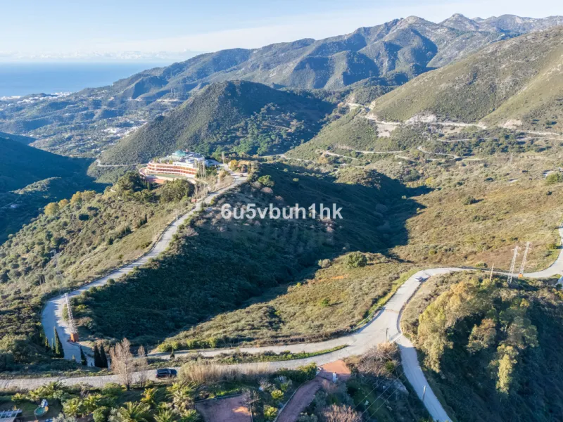 In the heart of nature and just a few minutes from Ojén and Marbella, this impressive 76,000 m² rustic plot is located in Puerto de Ojén, a unique enclave for those seeking space, privacy, and a truly special project.