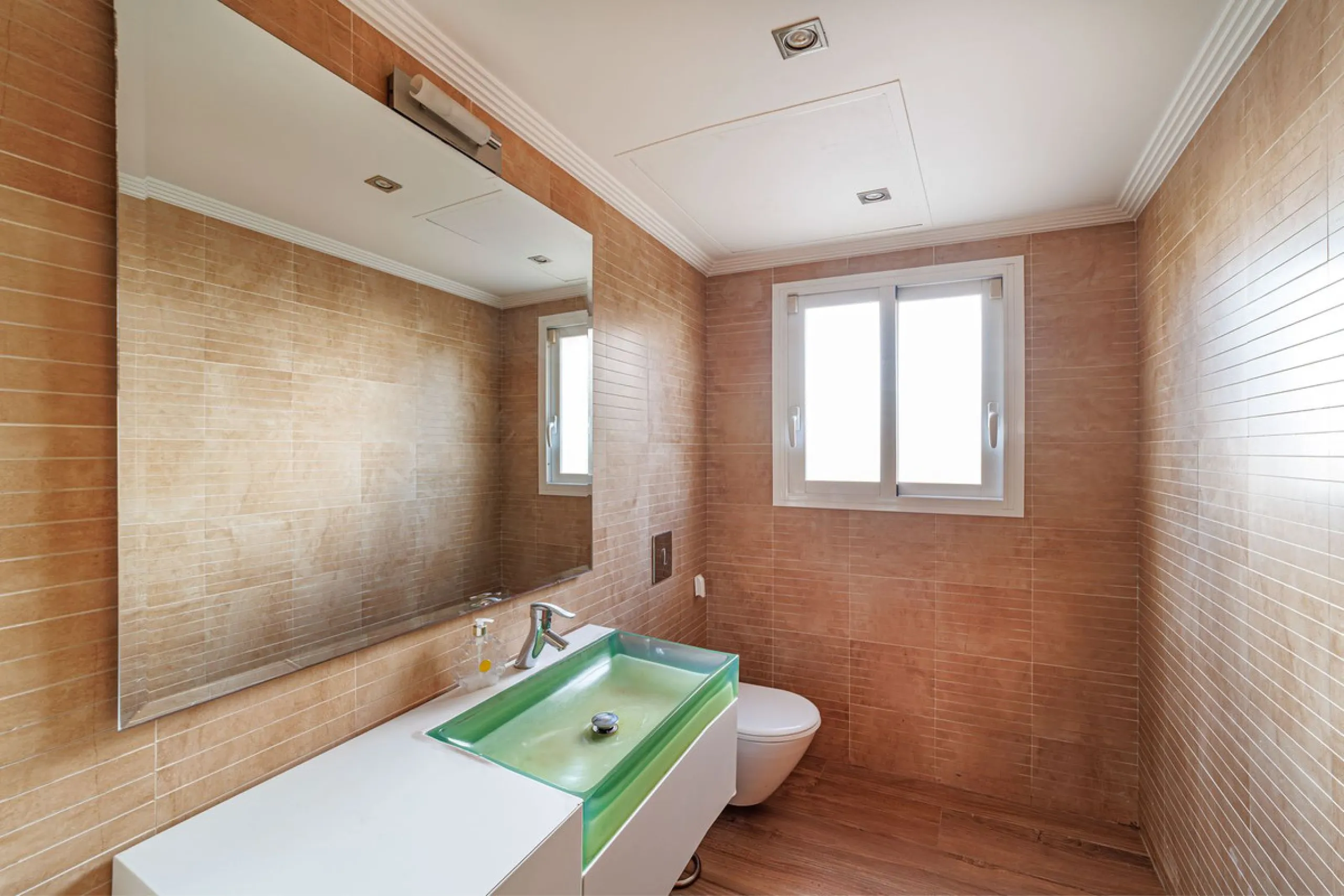 Discover an exceptional villa designed for those seeking space, comfort, luxury, and a prime location. Set on a 1,600 m² plot with over 900 m² built, this impressive property is located in a quiet and exclusive residential area, just a few minutes from Ma