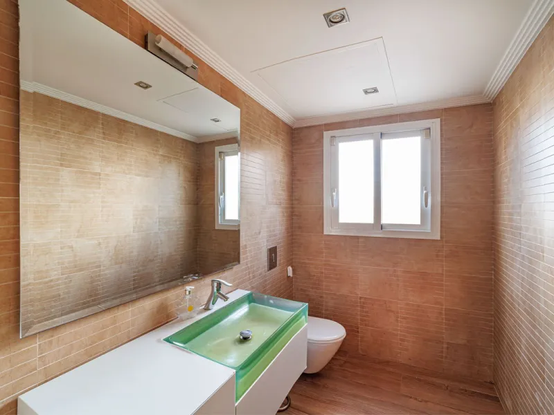 Discover an exceptional villa designed for those seeking space, comfort, luxury, and a prime location. Set on a 1,600 m² plot with over 900 m² built, this impressive property is located in a quiet and exclusive residential area, just a few minutes from Ma