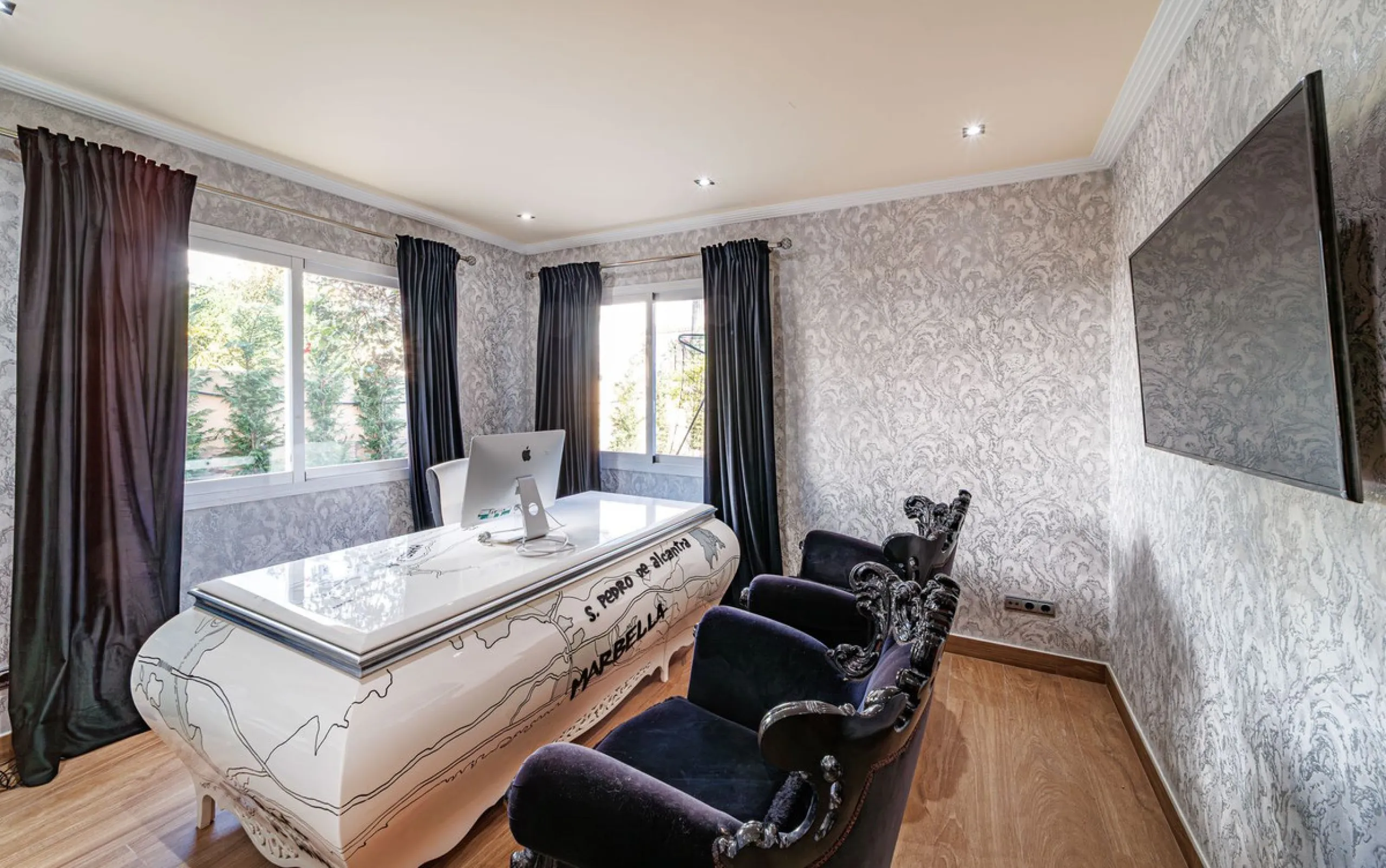 Discover an exceptional villa designed for those seeking space, comfort, luxury, and a prime location. Set on a 1,600 m² plot with over 900 m² built, this impressive property is located in a quiet and exclusive residential area, just a few minutes from Ma