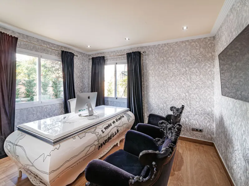 Discover an exceptional villa designed for those seeking space, comfort, luxury, and a prime location. Set on a 1,600 m² plot with over 900 m² built, this impressive property is located in a quiet and exclusive residential area, just a few minutes from Ma