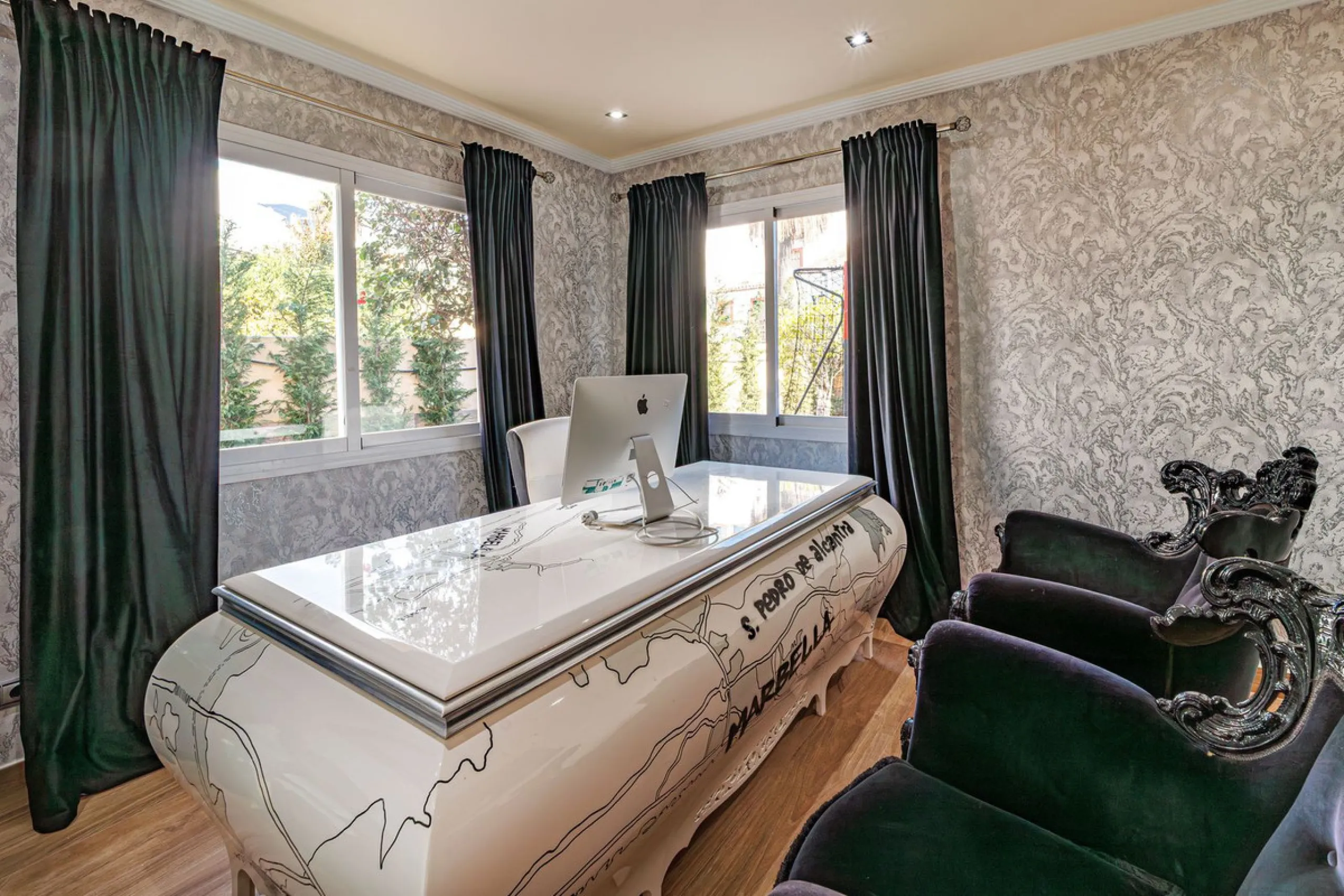 Discover an exceptional villa designed for those seeking space, comfort, luxury, and a prime location. Set on a 1,600 m² plot with over 900 m² built, this impressive property is located in a quiet and exclusive residential area, just a few minutes from Ma