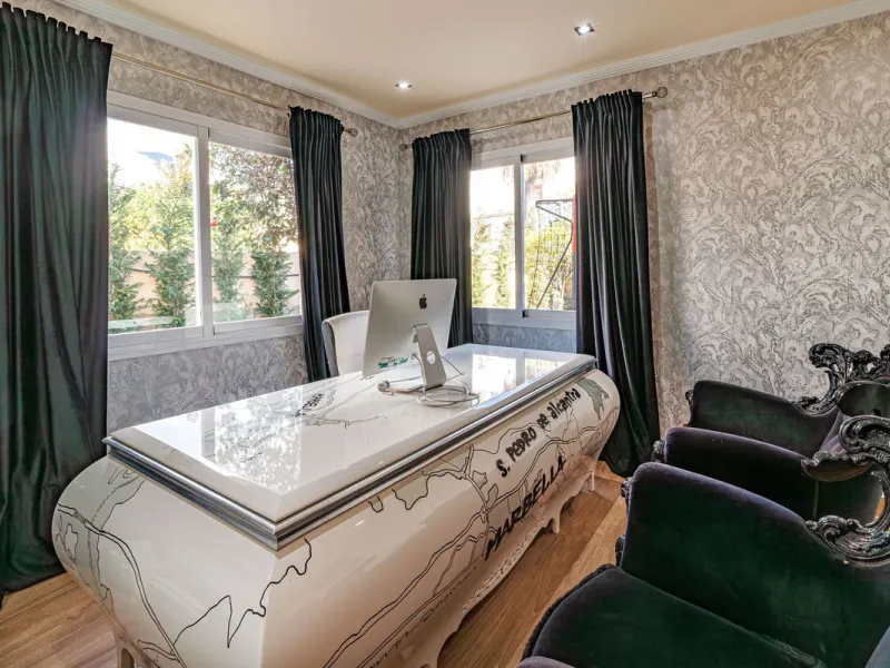 Discover an exceptional villa designed for those seeking space, comfort, luxury, and a prime location. Set on a 1,600 m² plot with over 900 m² built, this impressive property is located in a quiet and exclusive residential area, just a few minutes from Ma