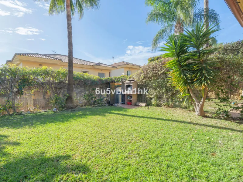 This elegant, two-story semi-detached villa on a 255 m² plot offers a perfect combination of spaciousness, comfort, and excellent finishes, designed for enjoying everyday life in a peaceful setting.