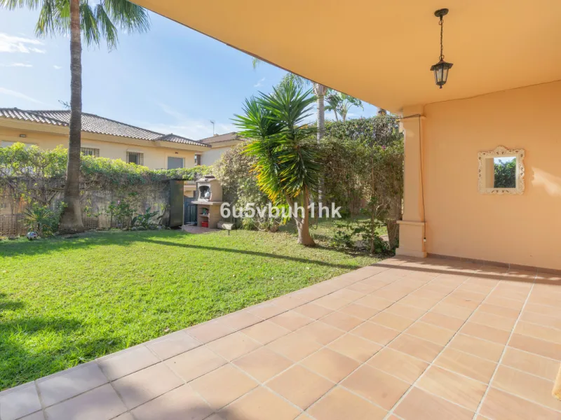 This elegant, two-story semi-detached villa on a 255 m² plot offers a perfect combination of spaciousness, comfort, and excellent finishes, designed for enjoying everyday life in a peaceful setting.