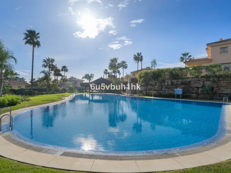 This elegant, two-story semi-detached villa on a 255 m² plot offers a perfect combination of spaciousness, comfort, and excellent finishes, designed for enjoying everyday life in a peaceful setting.