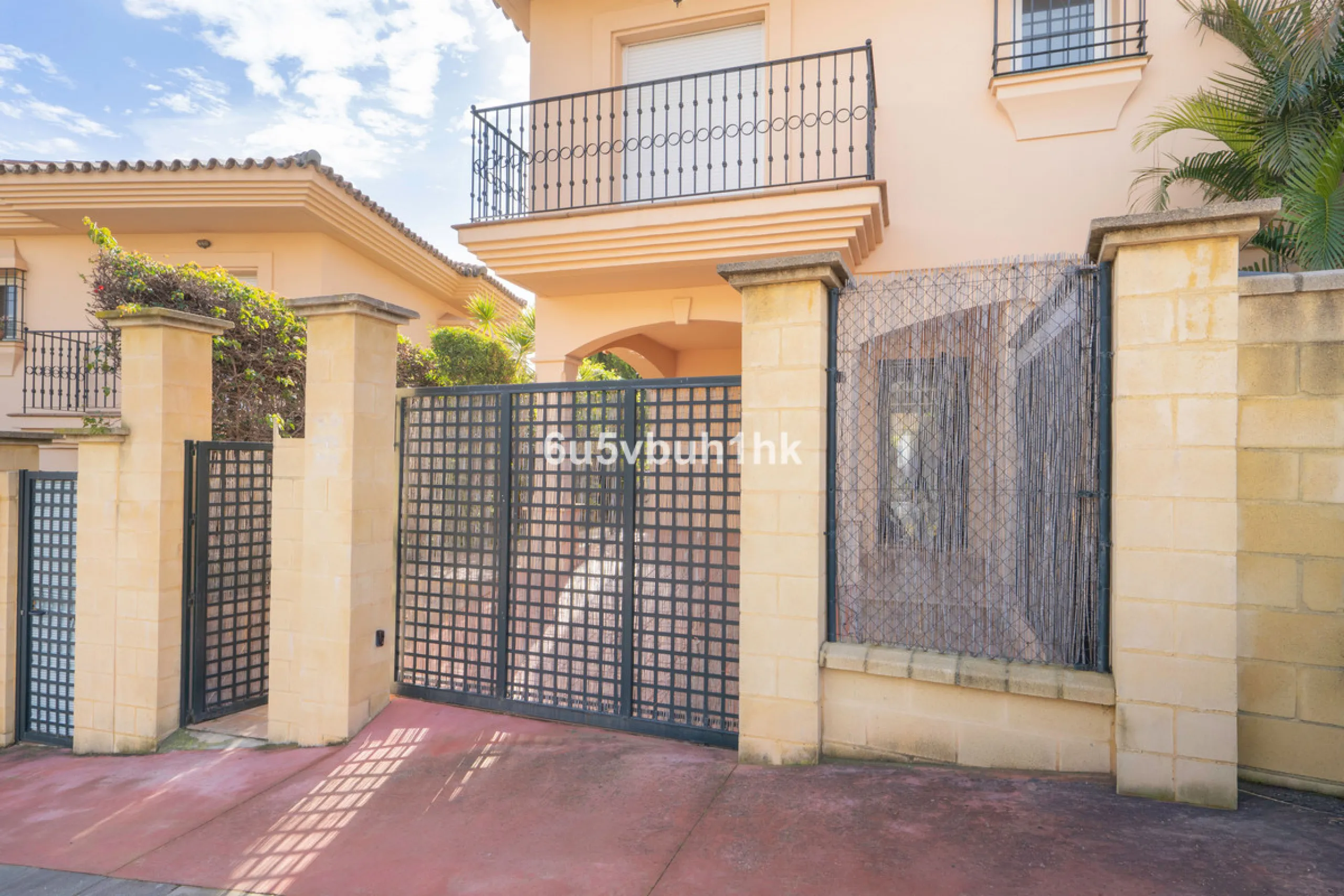 This elegant, two-story semi-detached villa on a 255 m² plot offers a perfect combination of spaciousness, comfort, and excellent finishes, designed for enjoying everyday life in a peaceful setting.