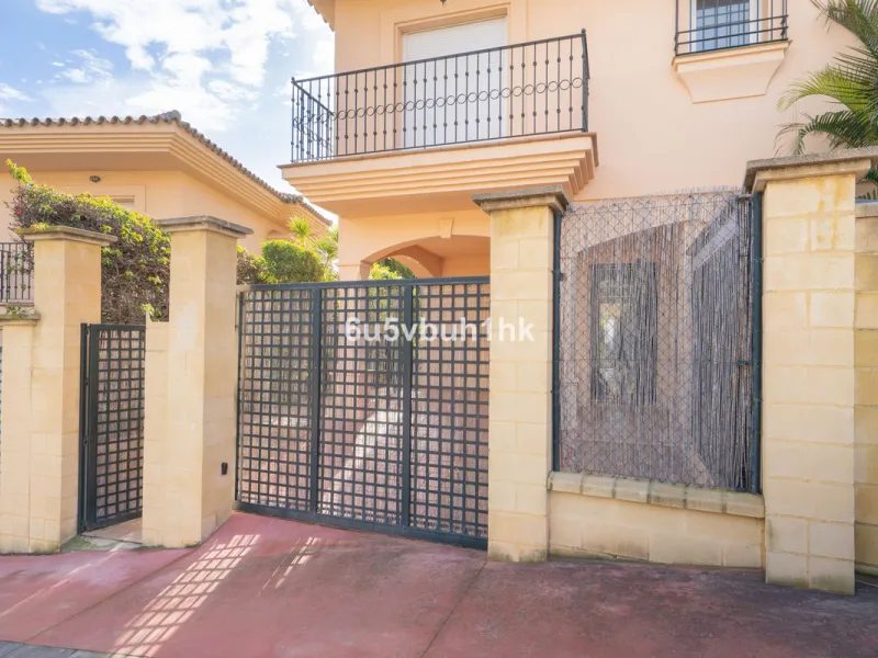 This elegant, two-story semi-detached villa on a 255 m² plot offers a perfect combination of spaciousness, comfort, and excellent finishes, designed for enjoying everyday life in a peaceful setting.