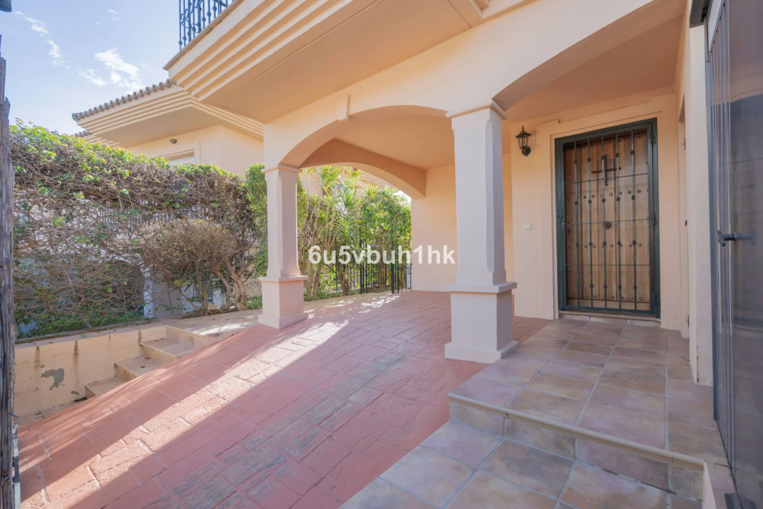 This elegant, two-story semi-detached villa on a 255 m² plot offers a perfect combination of spaciousness, comfort, and excellent finishes, designed for enjoying everyday life in a peaceful setting.
