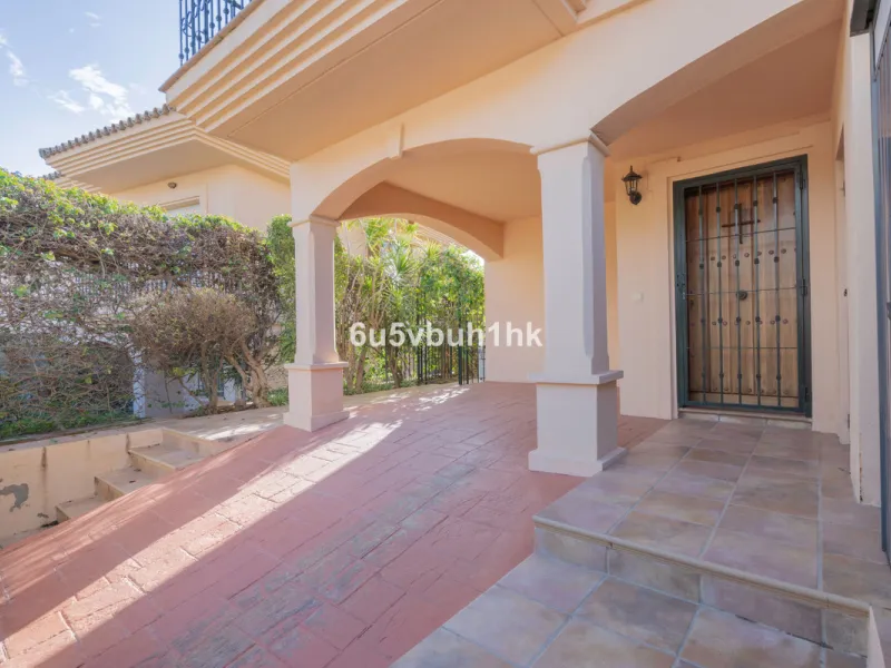 This elegant, two-story semi-detached villa on a 255 m² plot offers a perfect combination of spaciousness, comfort, and excellent finishes, designed for enjoying everyday life in a peaceful setting.