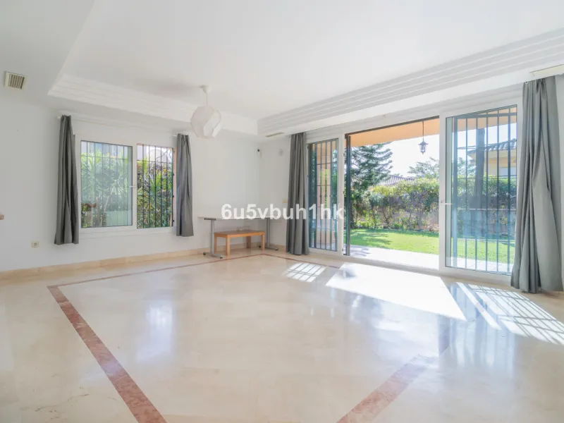 This elegant, two-story semi-detached villa on a 255 m² plot offers a perfect combination of spaciousness, comfort, and excellent finishes, designed for enjoying everyday life in a peaceful setting.