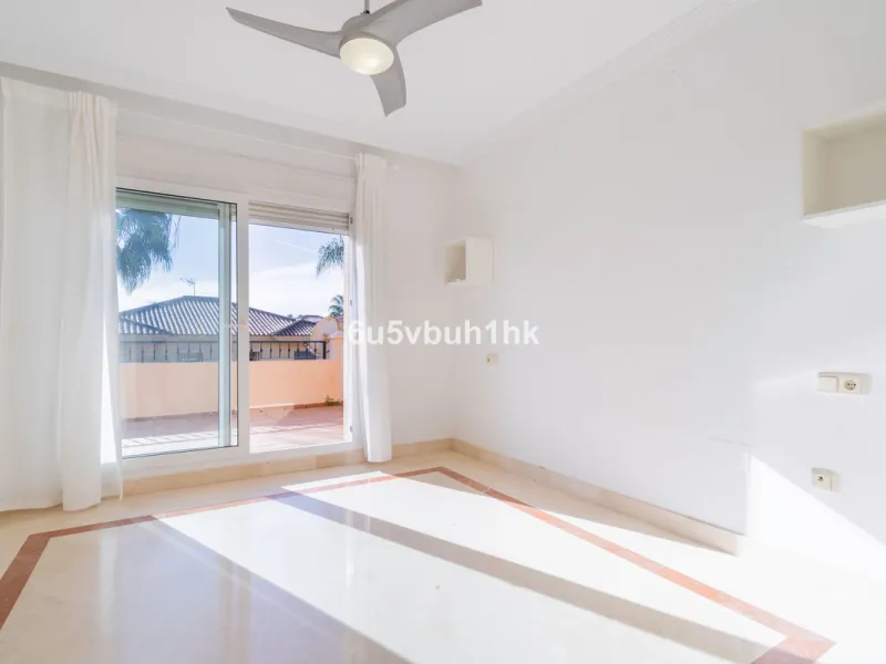 This elegant, two-story semi-detached villa on a 255 m² plot offers a perfect combination of spaciousness, comfort, and excellent finishes, designed for enjoying everyday life in a peaceful setting.
