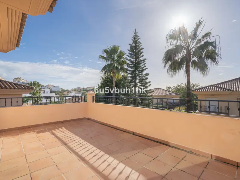 This elegant, two-story semi-detached villa on a 255 m² plot offers a perfect combination of spaciousness, comfort, and excellent finishes, designed for enjoying everyday life in a peaceful setting.