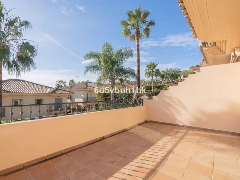 This elegant, two-story semi-detached villa on a 255 m² plot offers a perfect combination of spaciousness, comfort, and excellent finishes, designed for enjoying everyday life in a peaceful setting.