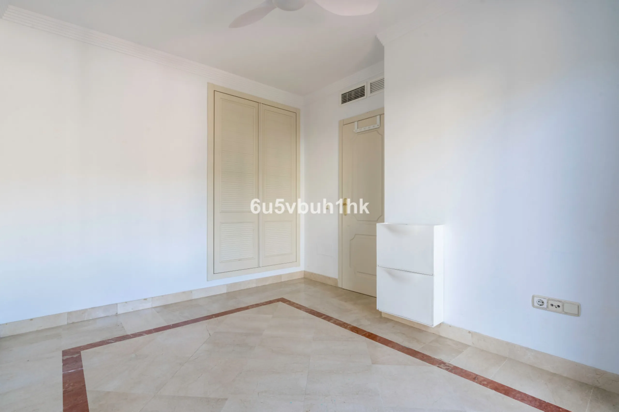 This elegant, two-story semi-detached villa on a 255 m² plot offers a perfect combination of spaciousness, comfort, and excellent finishes, designed for enjoying everyday life in a peaceful setting.