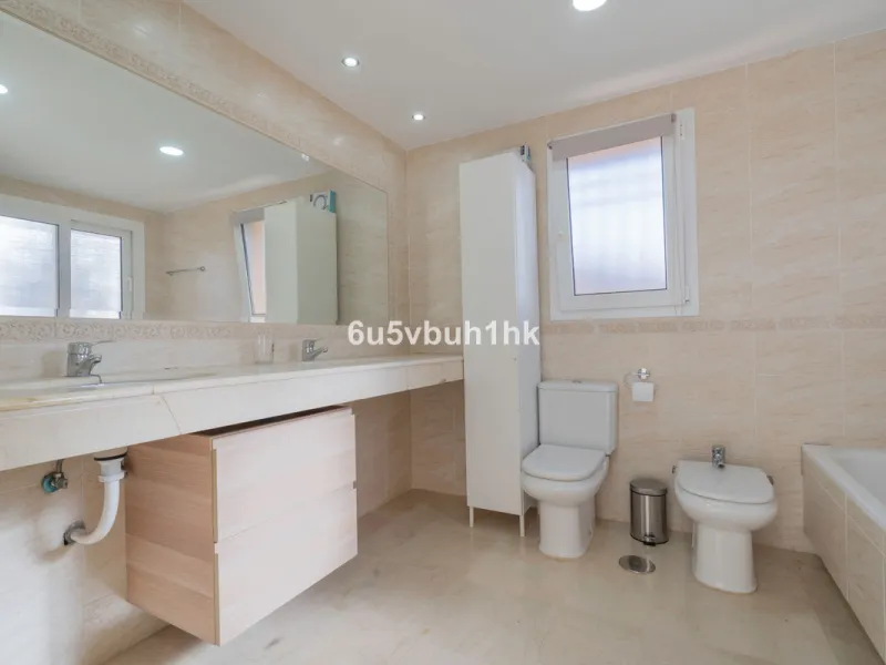 This elegant, two-story semi-detached villa on a 255 m² plot offers a perfect combination of spaciousness, comfort, and excellent finishes, designed for enjoying everyday life in a peaceful setting.