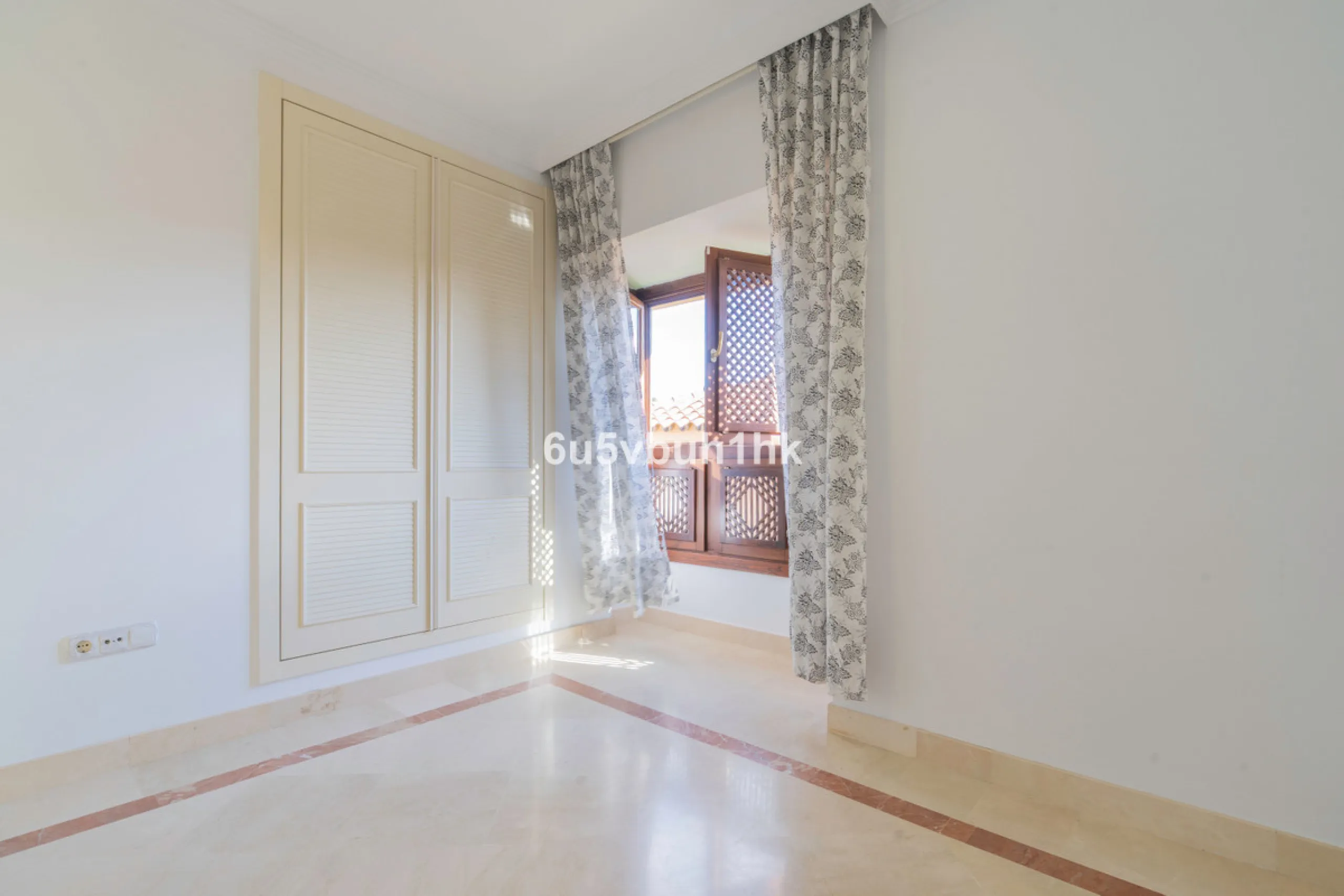This elegant, two-story semi-detached villa on a 255 m² plot offers a perfect combination of spaciousness, comfort, and excellent finishes, designed for enjoying everyday life in a peaceful setting.