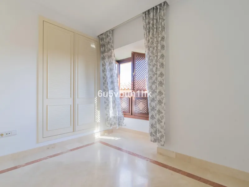 This elegant, two-story semi-detached villa on a 255 m² plot offers a perfect combination of spaciousness, comfort, and excellent finishes, designed for enjoying everyday life in a peaceful setting.