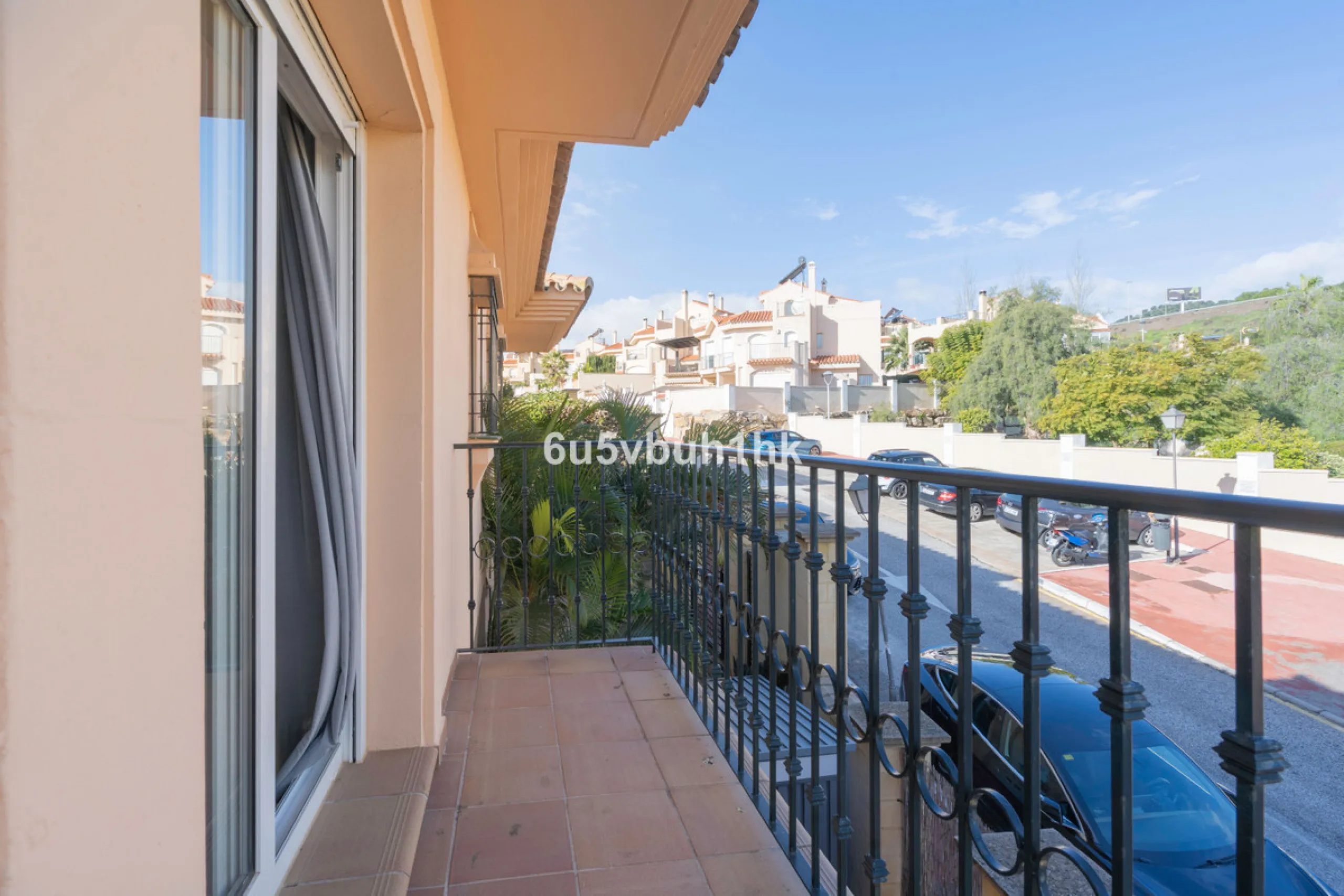 This elegant, two-story semi-detached villa on a 255 m² plot offers a perfect combination of spaciousness, comfort, and excellent finishes, designed for enjoying everyday life in a peaceful setting.