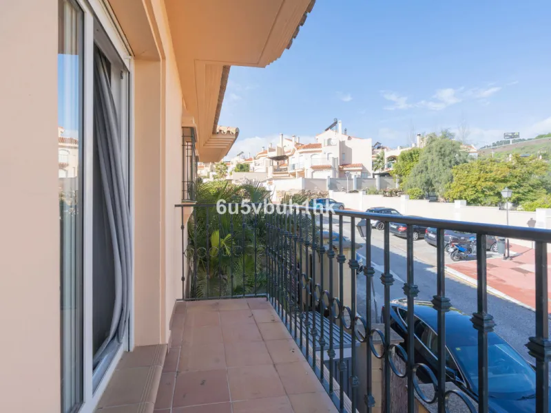 This elegant, two-story semi-detached villa on a 255 m² plot offers a perfect combination of spaciousness, comfort, and excellent finishes, designed for enjoying everyday life in a peaceful setting.