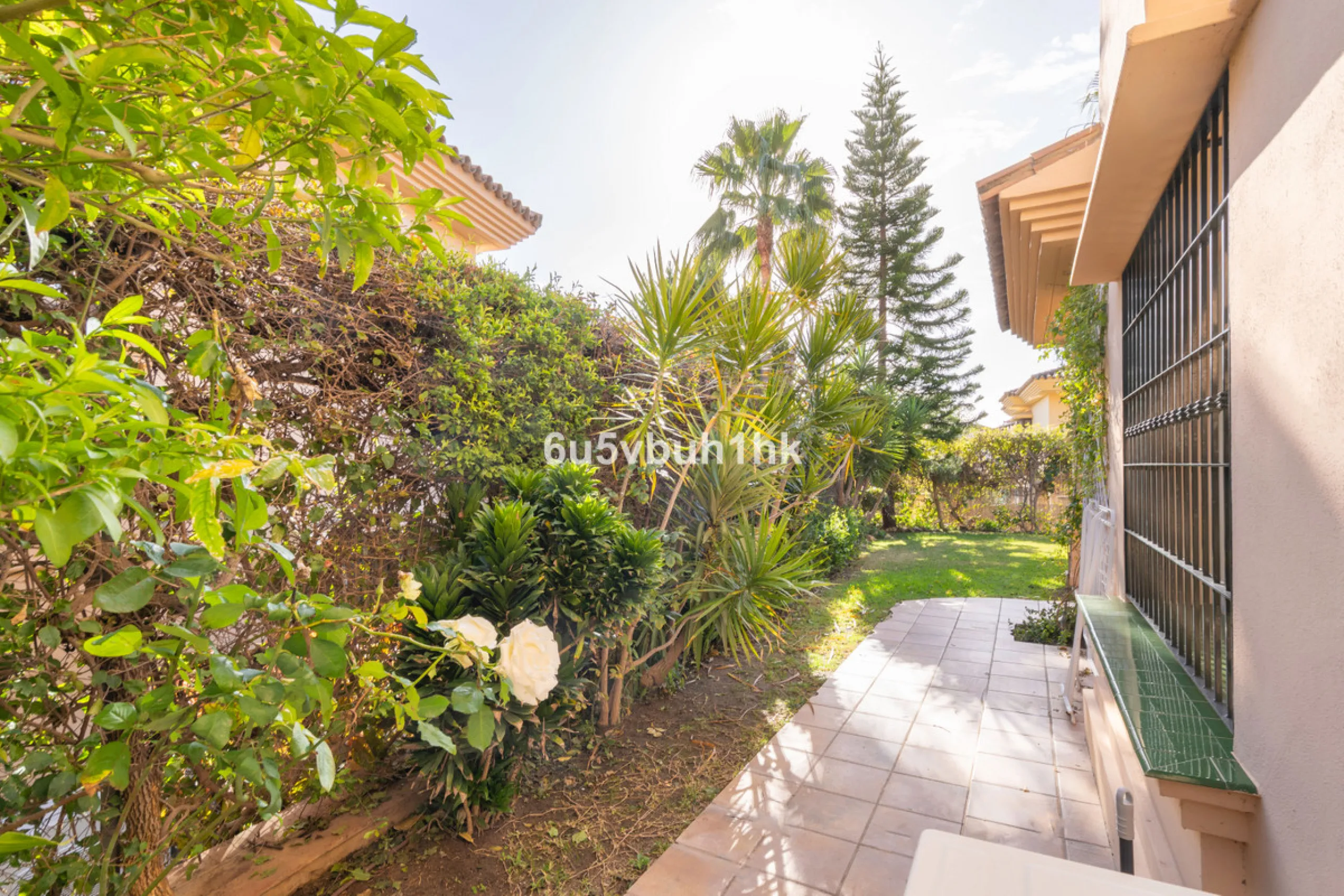 This elegant, two-story semi-detached villa on a 255 m² plot offers a perfect combination of spaciousness, comfort, and excellent finishes, designed for enjoying everyday life in a peaceful setting.