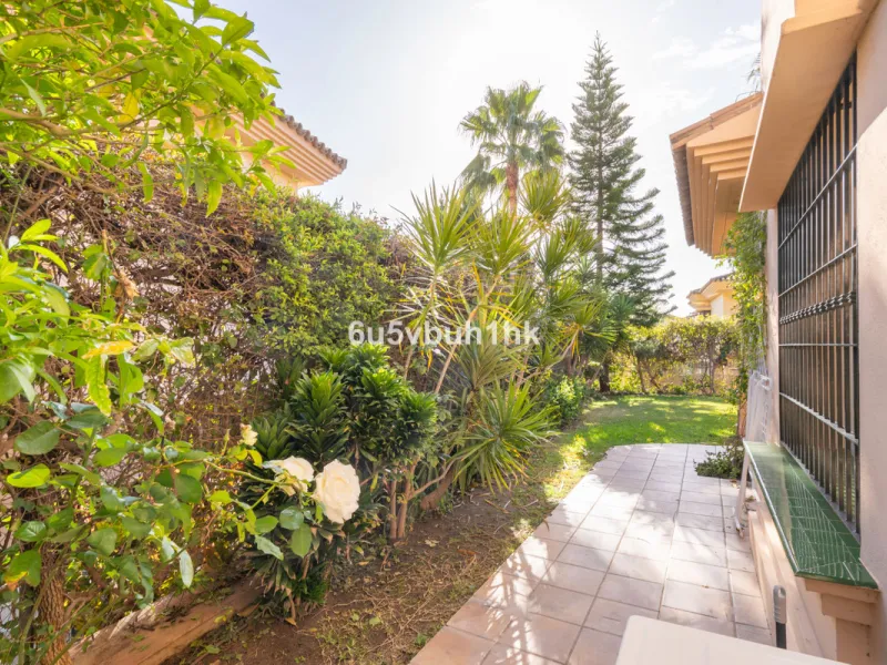 This elegant, two-story semi-detached villa on a 255 m² plot offers a perfect combination of spaciousness, comfort, and excellent finishes, designed for enjoying everyday life in a peaceful setting.