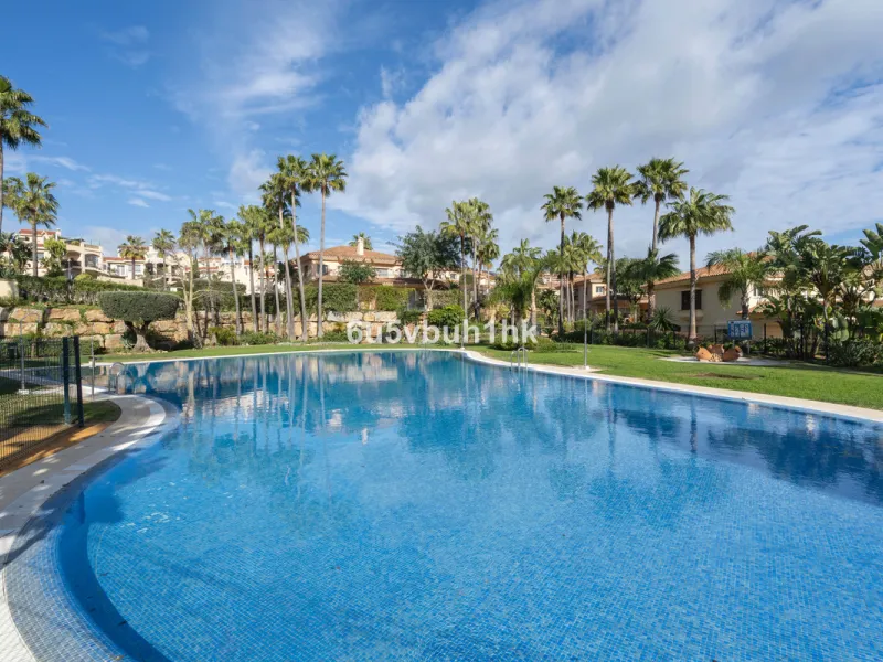 This elegant, two-story semi-detached villa on a 255 m² plot offers a perfect combination of spaciousness, comfort, and excellent finishes, designed for enjoying everyday life in a peaceful setting.