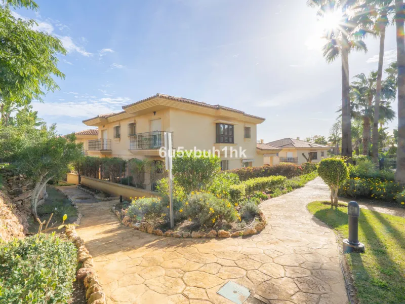 This elegant, two-story semi-detached villa on a 255 m² plot offers a perfect combination of spaciousness, comfort, and excellent finishes, designed for enjoying everyday life in a peaceful setting.
