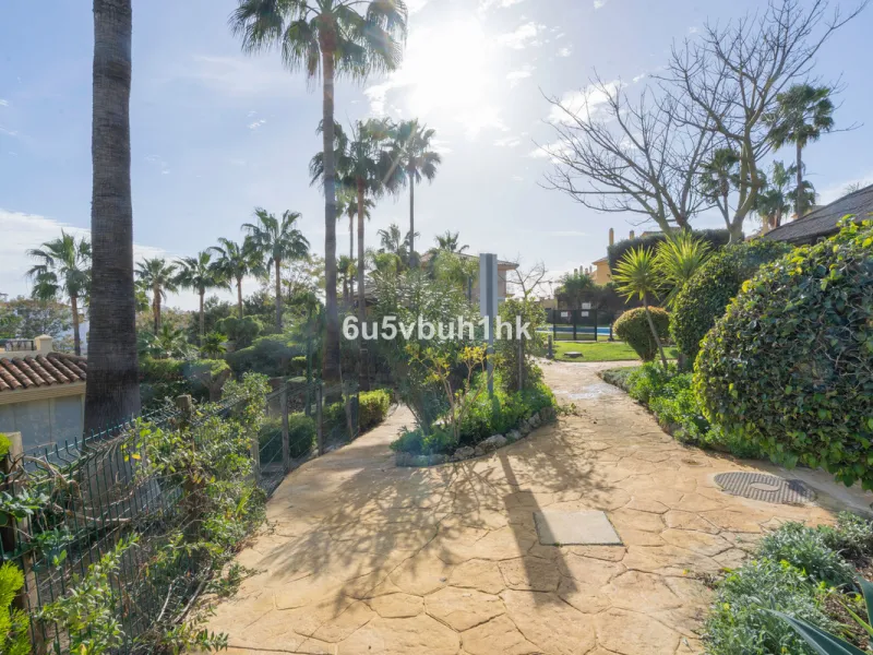 This elegant, two-story semi-detached villa on a 255 m² plot offers a perfect combination of spaciousness, comfort, and excellent finishes, designed for enjoying everyday life in a peaceful setting.