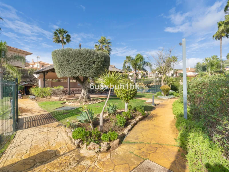 This elegant, two-story semi-detached villa on a 255 m² plot offers a perfect combination of spaciousness, comfort, and excellent finishes, designed for enjoying everyday life in a peaceful setting.