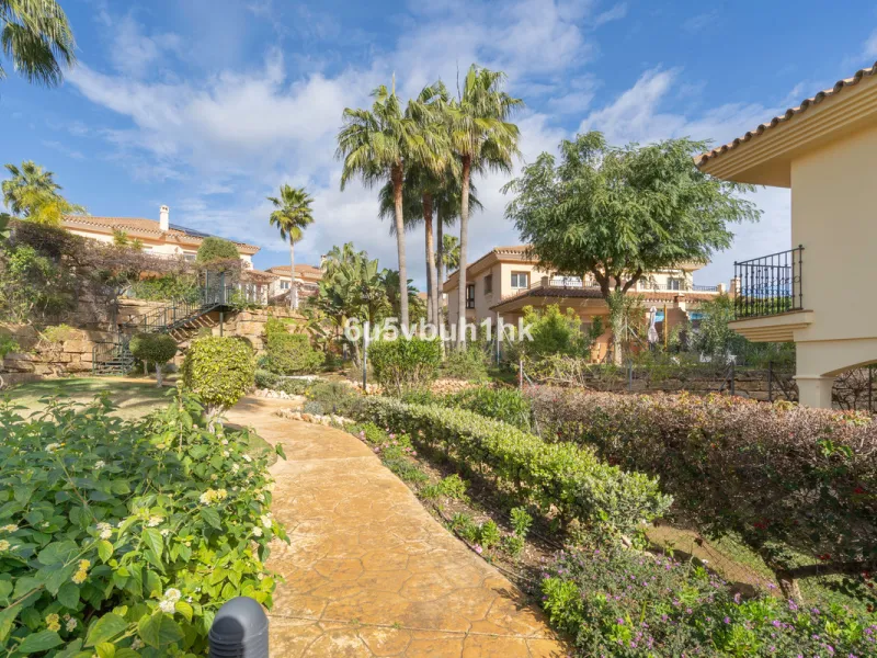 This elegant, two-story semi-detached villa on a 255 m² plot offers a perfect combination of spaciousness, comfort, and excellent finishes, designed for enjoying everyday life in a peaceful setting.
