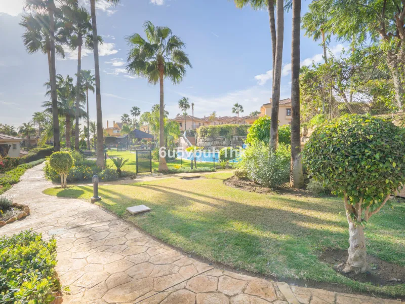 This elegant, two-story semi-detached villa on a 255 m² plot offers a perfect combination of spaciousness, comfort, and excellent finishes, designed for enjoying everyday life in a peaceful setting.