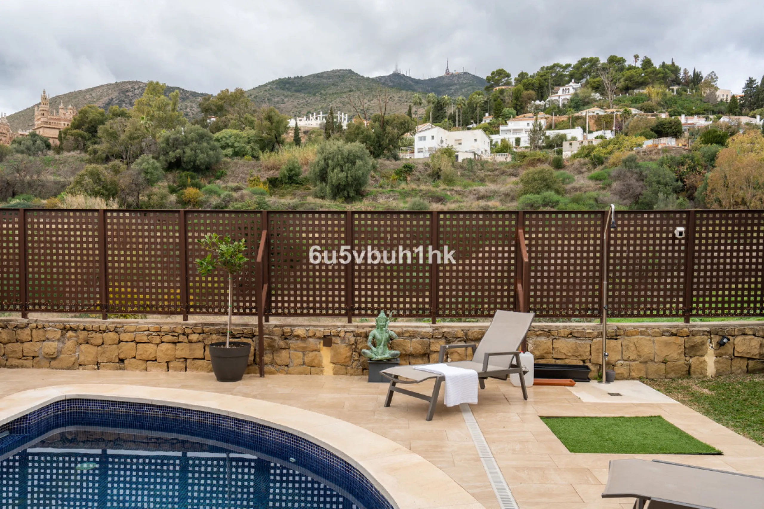 House - Semi-Detached House в продаже в Benalmadena, Málaga. В доме 3 спален и 2 ванных комнат. Площадь дома 285 м². Площадь участка 467 м²