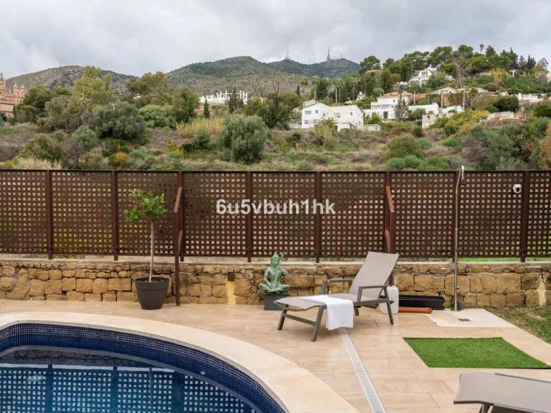 Nestled in the charming heart of Benalmádena Pueblo, this elegant 285 m² semi-detached house blends comfort, space, and unforgettable views.
