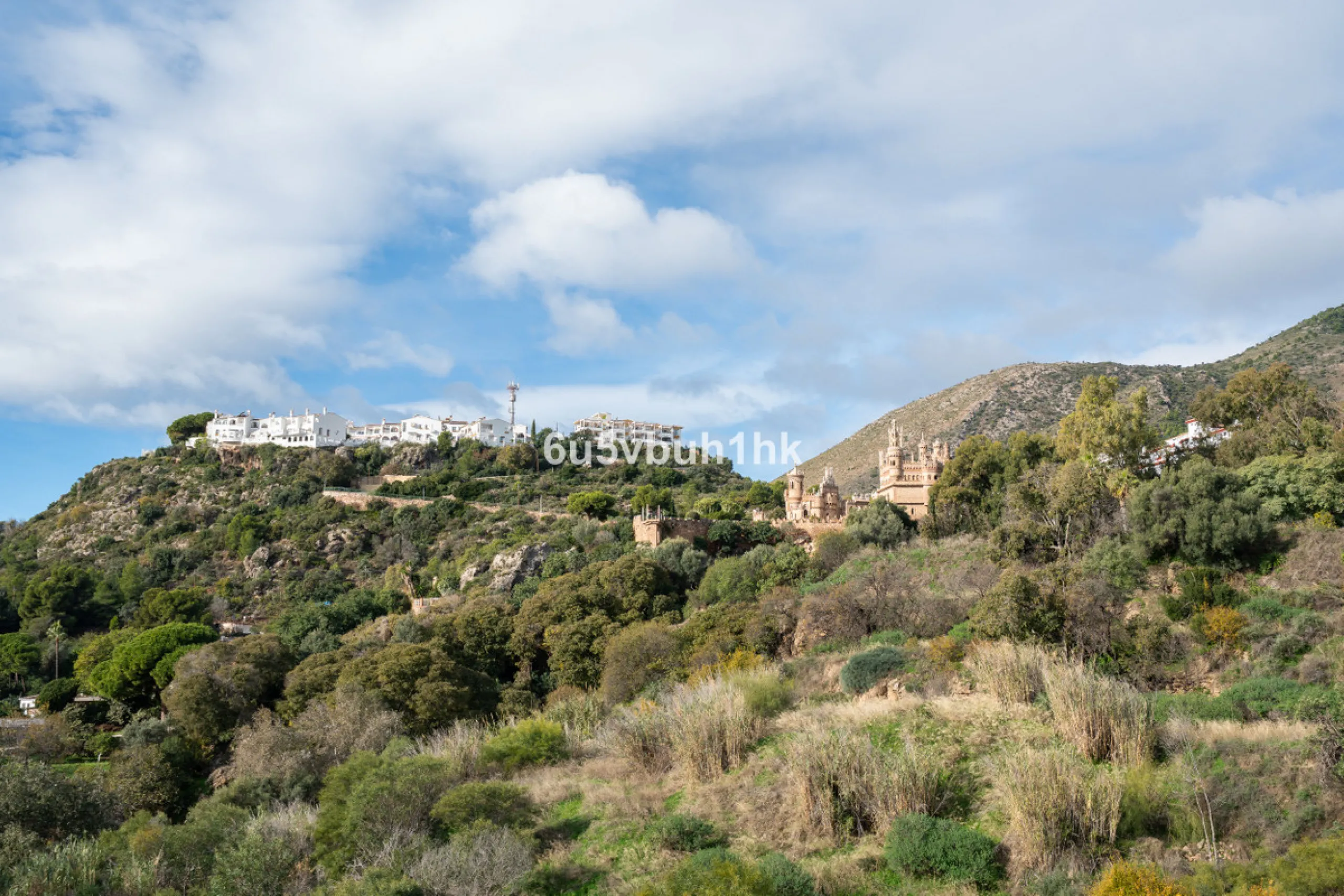 House - Semi-Detached House в продаже в Benalmadena, Málaga. В доме 3 спален и 2 ванных комнат. Площадь дома 285 м². Площадь участка 467 м²