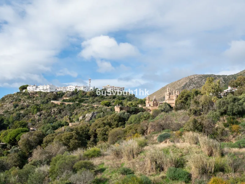 House - Semi-Detached House в продаже в Benalmadena, Málaga. В доме 3 спален и 2 ванных комнат. Площадь дома 285 м². Площадь участка 467 м²