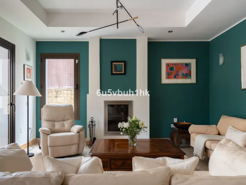 House - Semi-Detached House в продаже в Benalmadena, Málaga. В доме 3 спален и 2 ванных комнат. Площадь дома 285 м². Площадь участка 467 м²