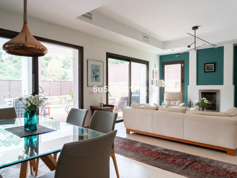 House - Semi-Detached House в продаже в Benalmadena, Málaga. В доме 3 спален и 2 ванных комнат. Площадь дома 285 м². Площадь участка 467 м²