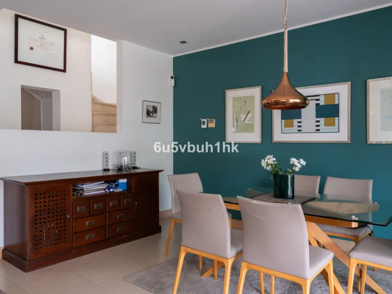House - Semi-Detached House в продаже в Benalmadena, Málaga. В доме 3 спален и 2 ванных комнат. Площадь дома 285 м². Площадь участка 467 м²