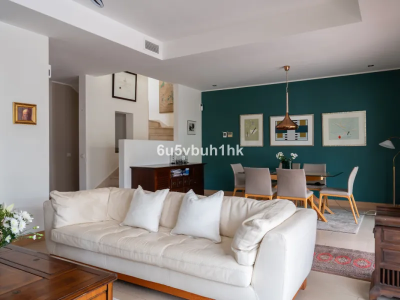 House - Semi-Detached House в продаже в Benalmadena, Málaga. В доме 3 спален и 2 ванных комнат. Площадь дома 285 м². Площадь участка 467 м²