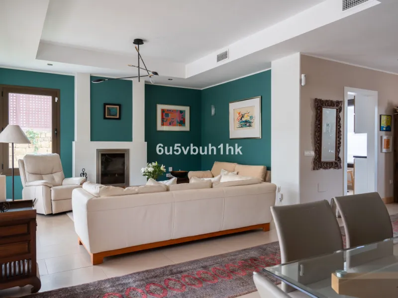 House - Semi-Detached House в продаже в Benalmadena, Málaga. В доме 3 спален и 2 ванных комнат. Площадь дома 285 м². Площадь участка 467 м²