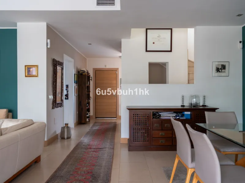 House - Semi-Detached House в продаже в Benalmadena, Málaga. В доме 3 спален и 2 ванных комнат. Площадь дома 285 м². Площадь участка 467 м²