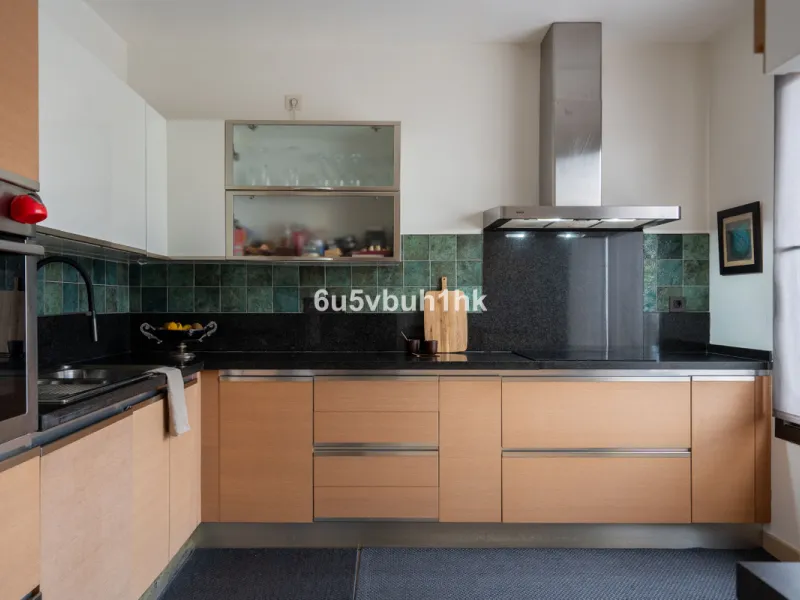House - Semi-Detached House в продаже в Benalmadena, Málaga. В доме 3 спален и 2 ванных комнат. Площадь дома 285 м². Площадь участка 467 м²