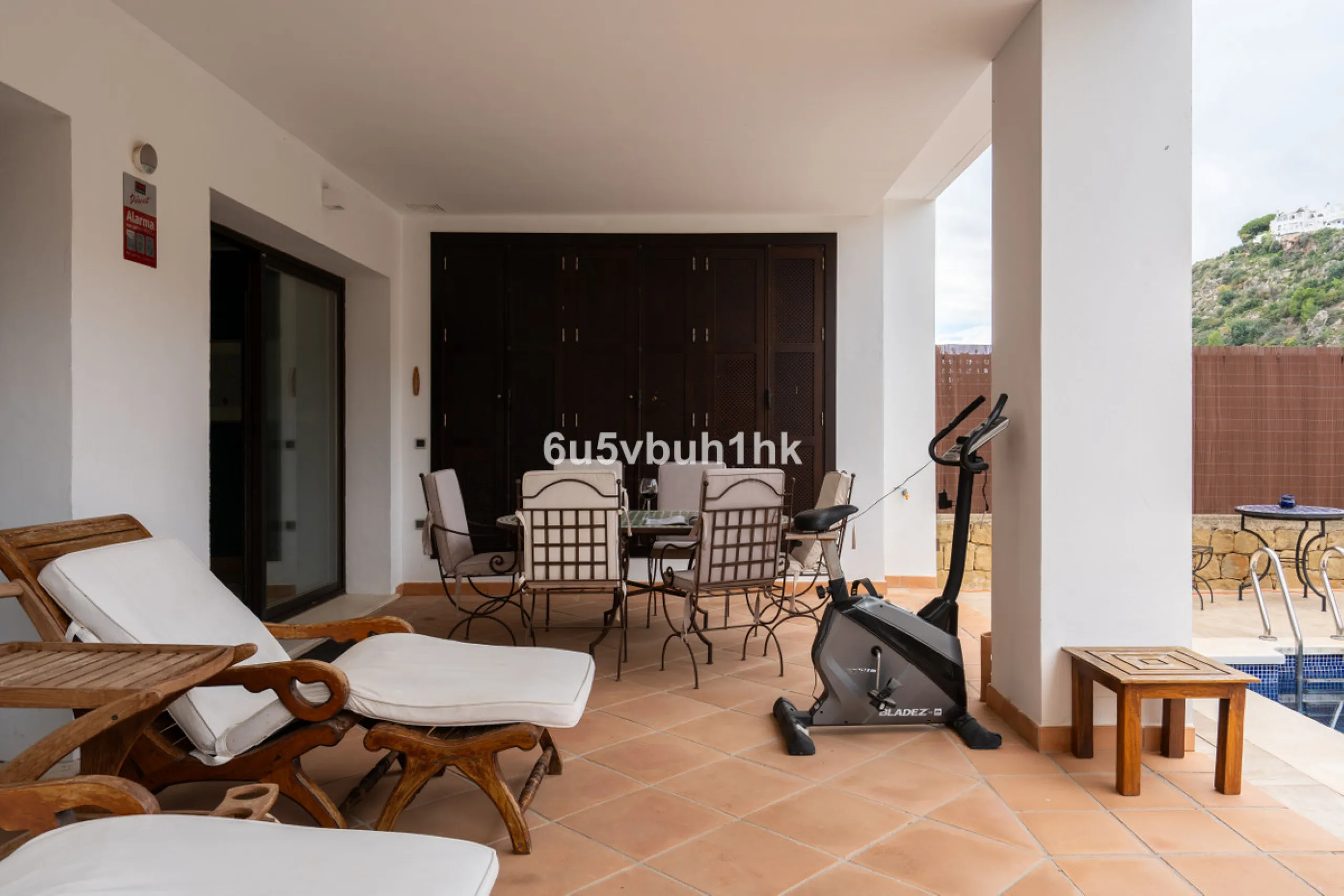 House - Semi-Detached House в продаже в Benalmadena, Málaga. В доме 3 спален и 2 ванных комнат. Площадь дома 285 м². Площадь участка 467 м²