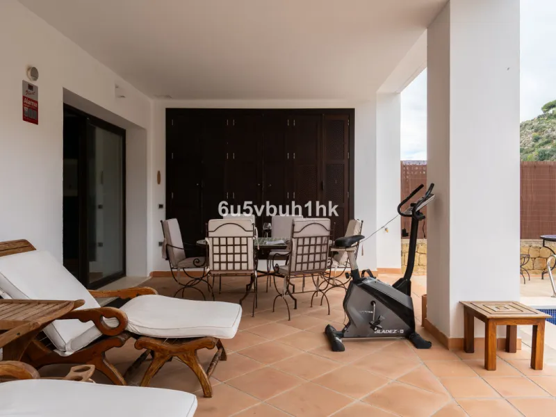 House - Semi-Detached House в продаже в Benalmadena, Málaga. В доме 3 спален и 2 ванных комнат. Площадь дома 285 м². Площадь участка 467 м²