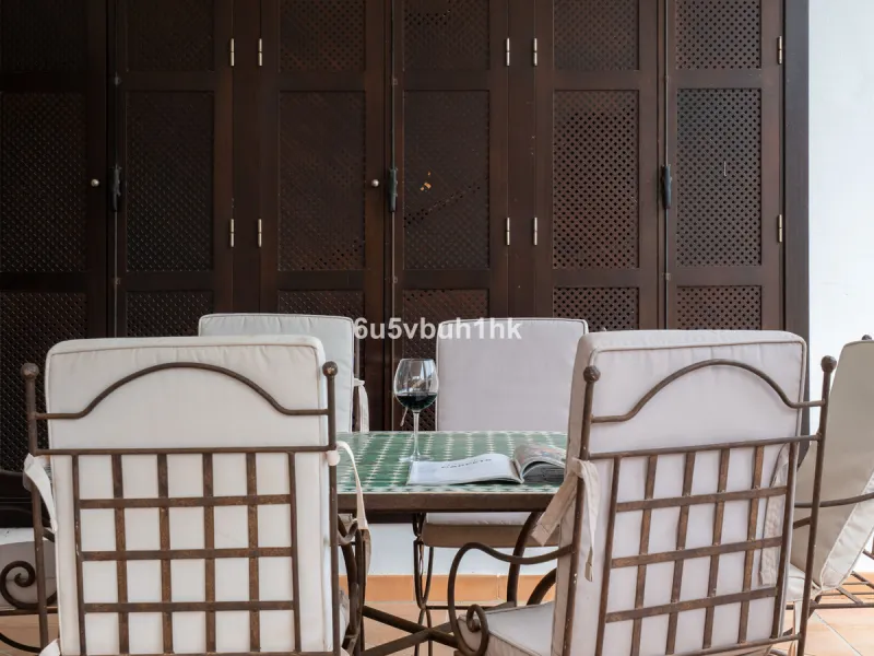 House - Semi-Detached House в продаже в Benalmadena, Málaga. В доме 3 спален и 2 ванных комнат. Площадь дома 285 м². Площадь участка 467 м²
