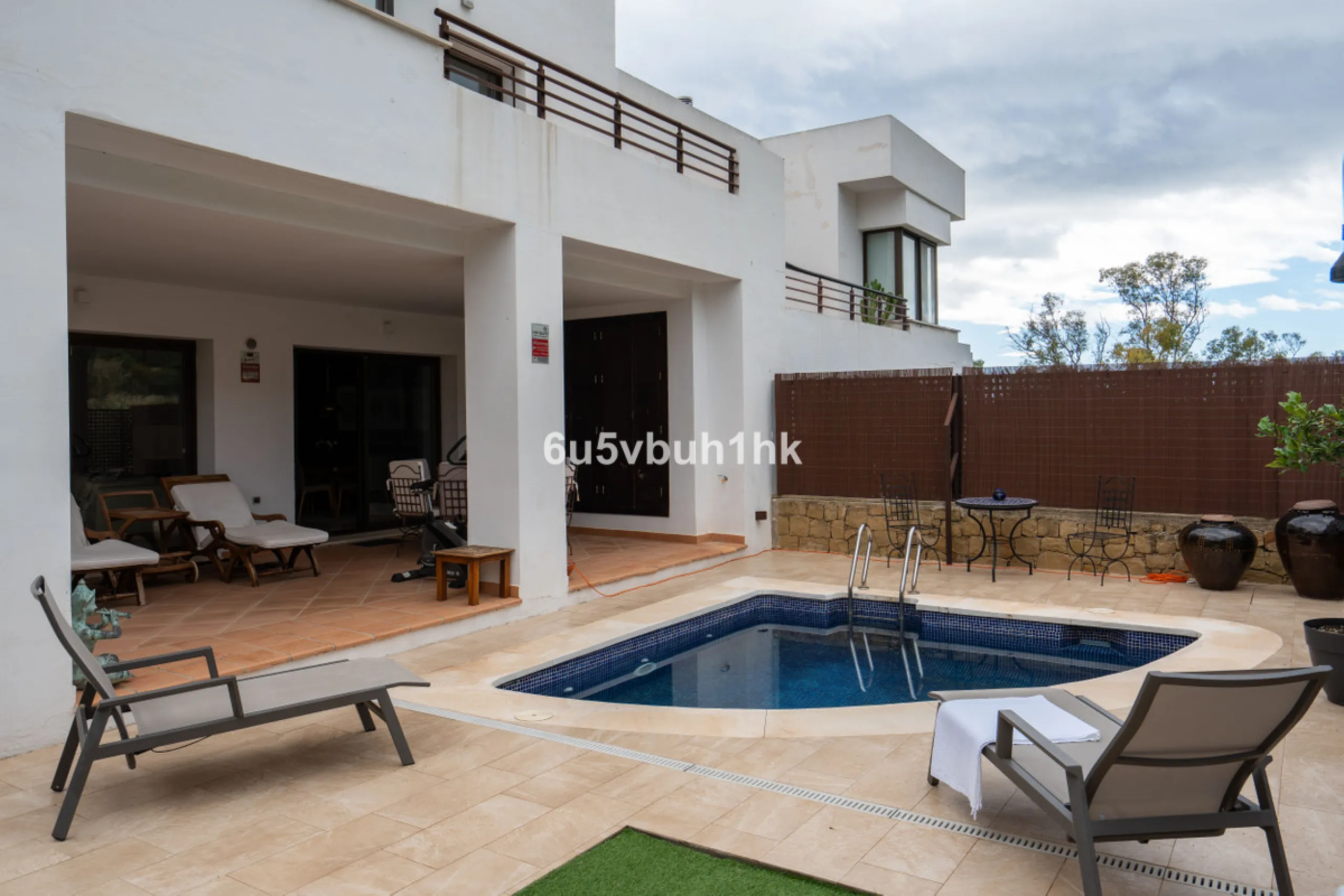 House - Semi-Detached House в продаже в Benalmadena, Málaga. В доме 3 спален и 2 ванных комнат. Площадь дома 285 м². Площадь участка 467 м²