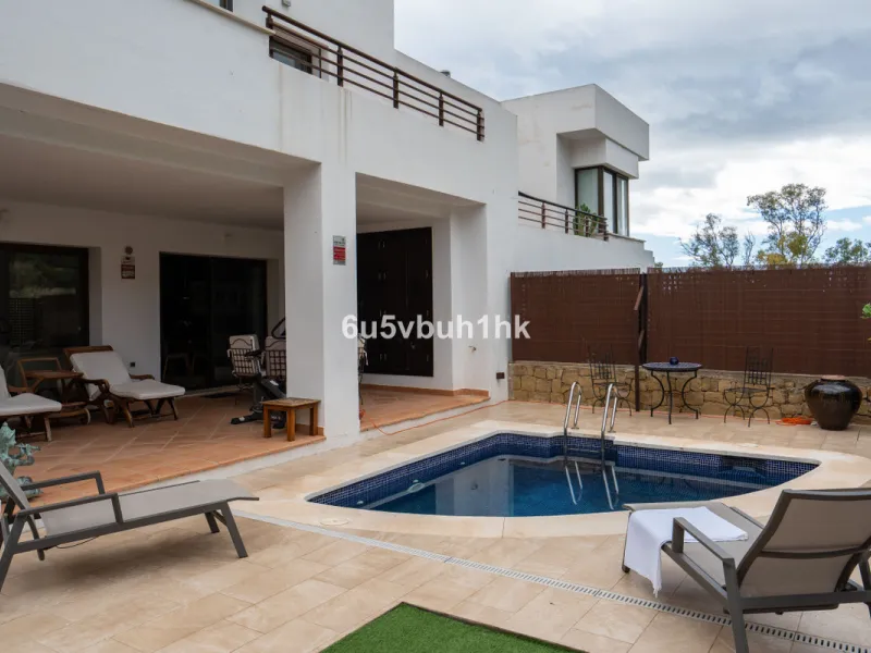 House - Semi-Detached House в продаже в Benalmadena, Málaga. В доме 3 спален и 2 ванных комнат. Площадь дома 285 м². Площадь участка 467 м²
