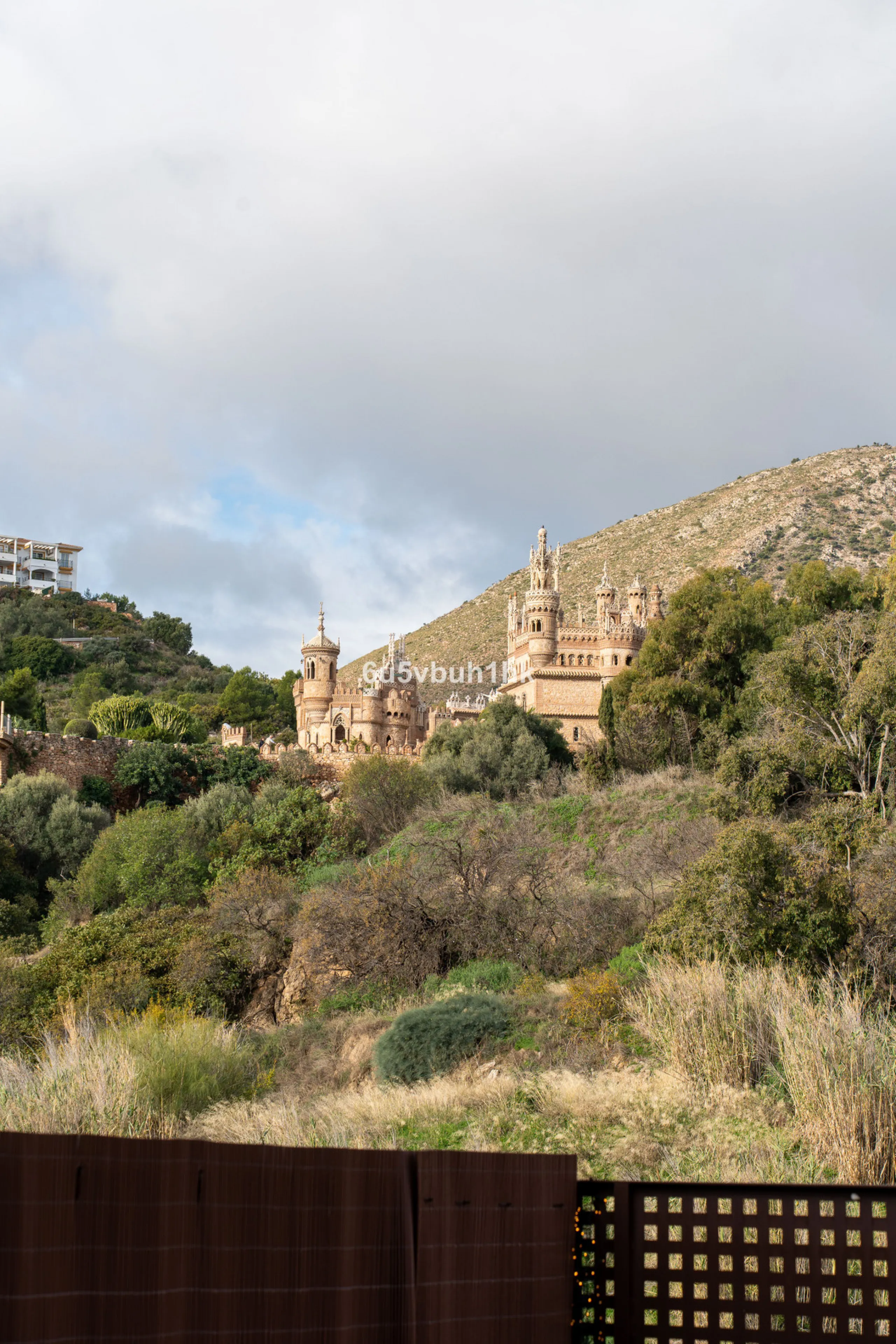 House - Semi-Detached House в продаже в Benalmadena, Málaga. В доме 3 спален и 2 ванных комнат. Площадь дома 285 м². Площадь участка 467 м²