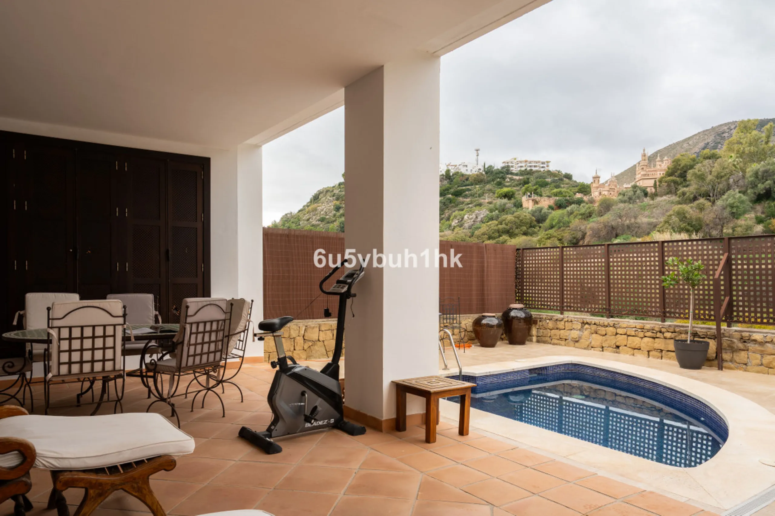House - Semi-Detached House в продаже в Benalmadena, Málaga. В доме 3 спален и 2 ванных комнат. Площадь дома 285 м². Площадь участка 467 м²